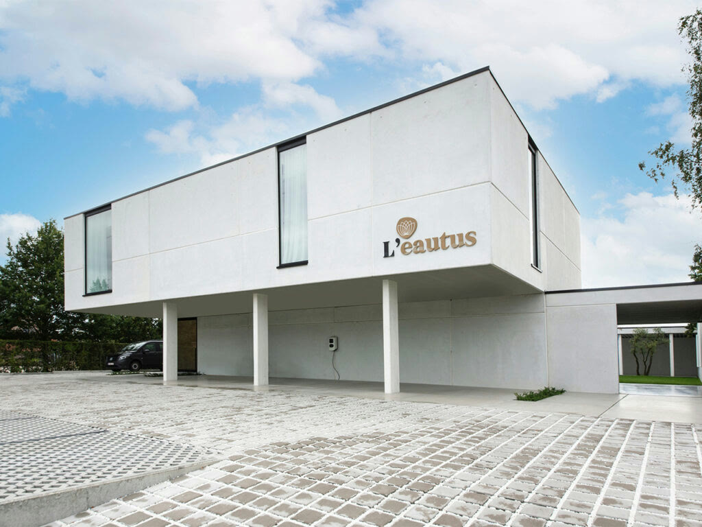 L'Eautus in Zedelgem, het gebouw van Zekerhuis: een wit betonnen volume op drie kolommen